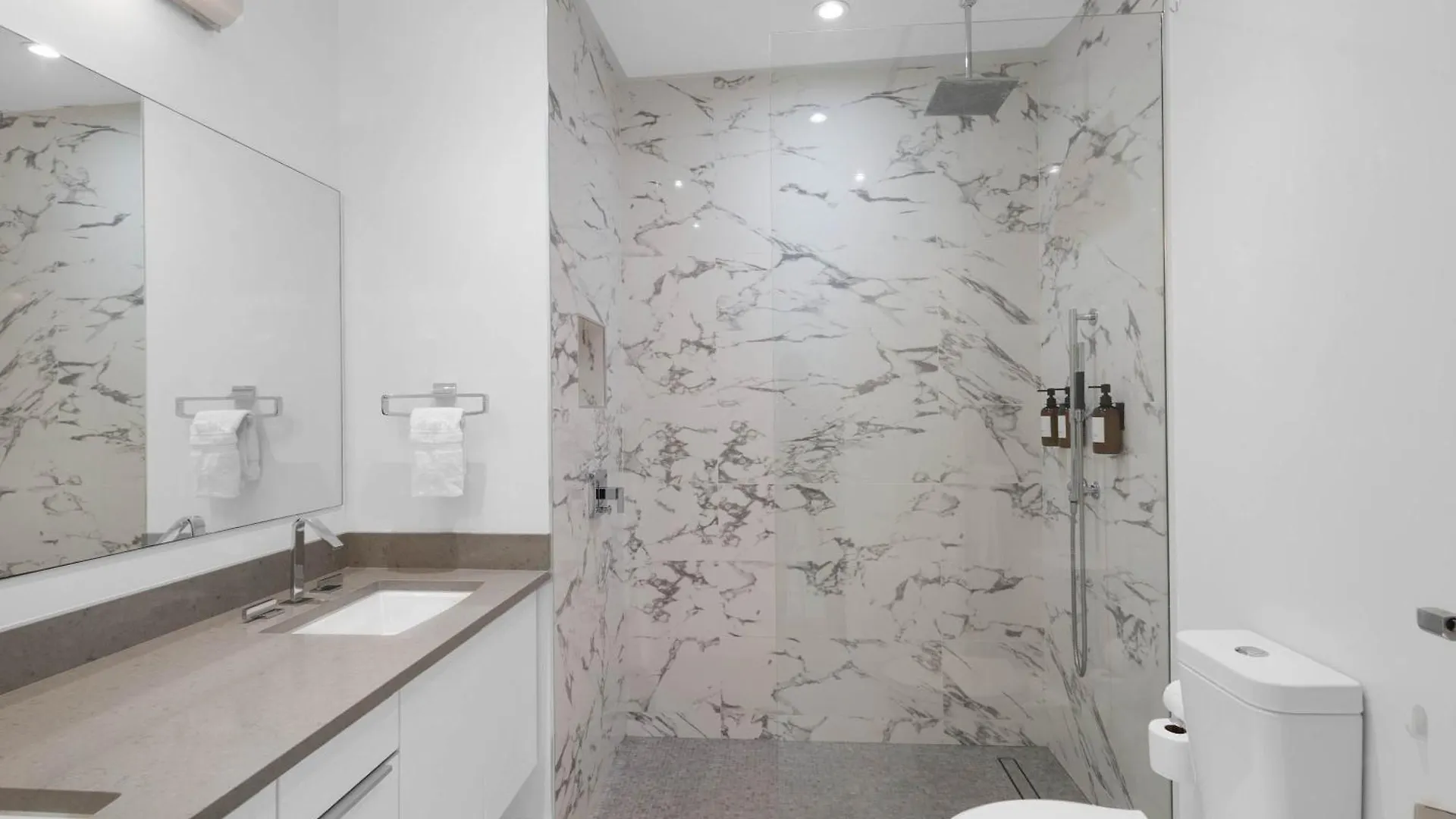 Дом отдыха Two Bedroom Condo At One Cable Beach With Patio Нассау